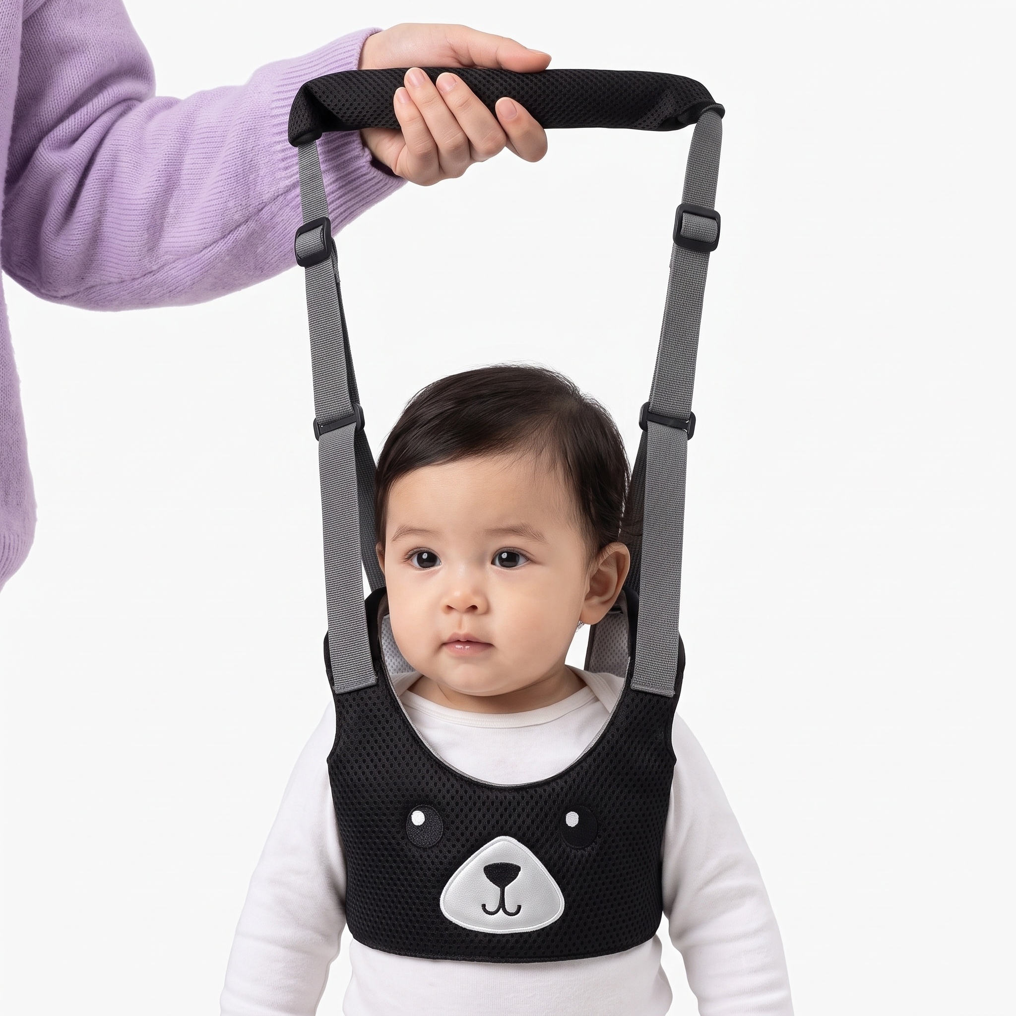 Bebé caminando con el arnés Pasitobaby sujeto del asa