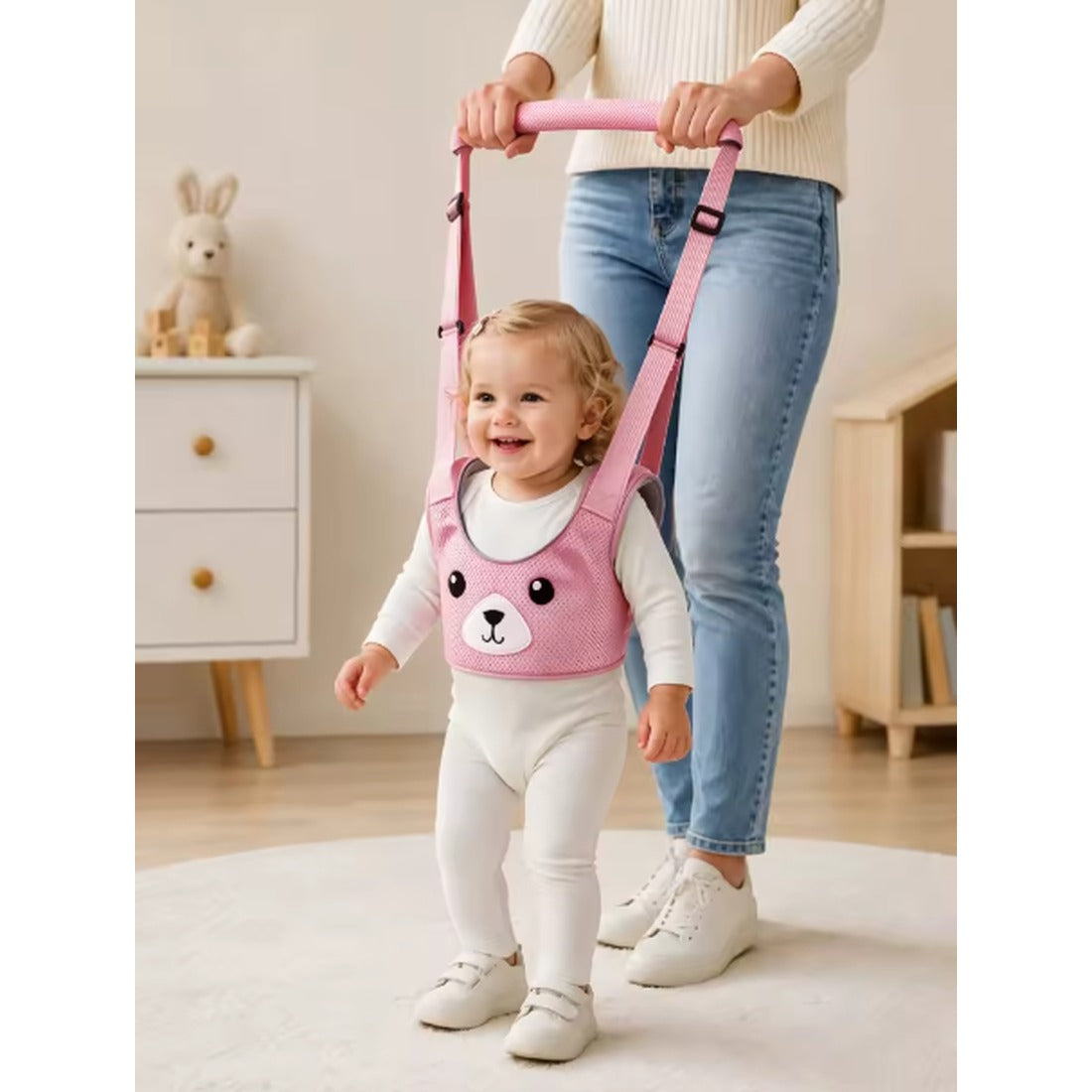 Madre paseando a su bebé con el arnés Pasitobaby rosa